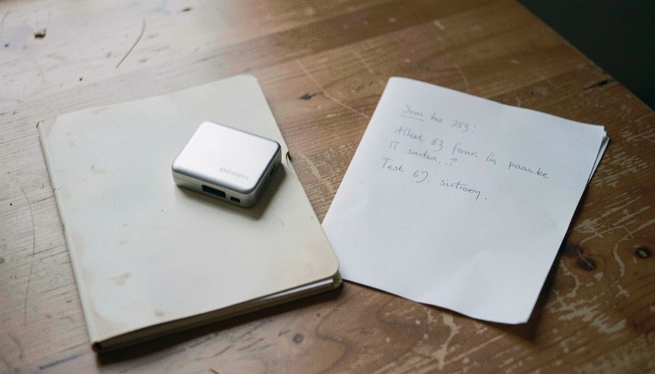 A quiet office desk in daylight, seen from slightly above: a closed document folder, a printed register extract with the text turned away from the camera, a pen and a pair of reading glasses, no screens, no visible lettering, neutral background. Distinct section Wissen 15 composition for this editorial entry.